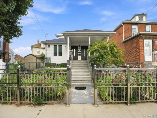  5 BR,  3.00 BTH &nbsp;House style home in Throggs Neck