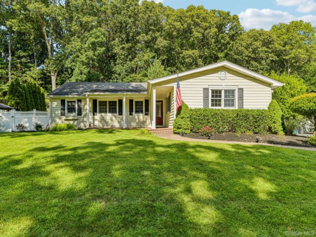  3 BR,  3.00 BTH &nbsp;Ranch style home in Smithtown