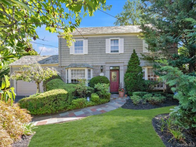  4 BR,  4.00 BTH &nbsp;Colonial style home in Hewlett