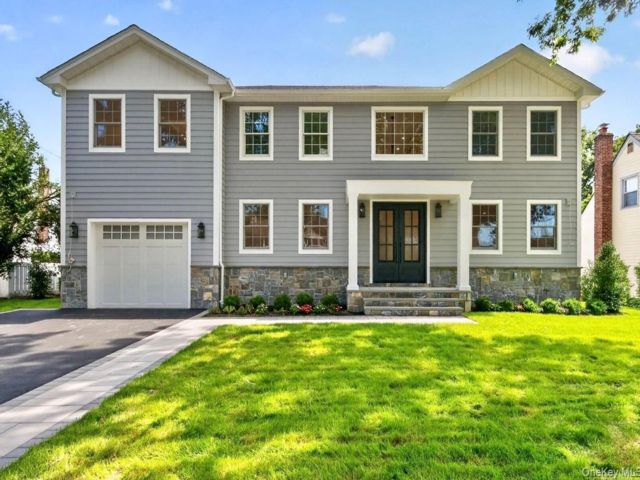  5 BR,  6.00 BTH &nbsp;Colonial style home in Garden City