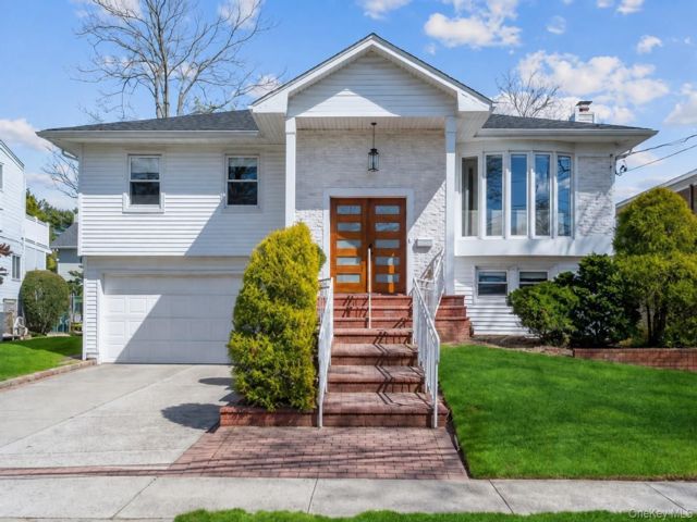  4 BR,  3.00 BTH &nbsp;Hi ranch style home in Woodmere