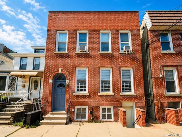  7 BR,  4.00 BTH &nbsp;House style home in Parkchester