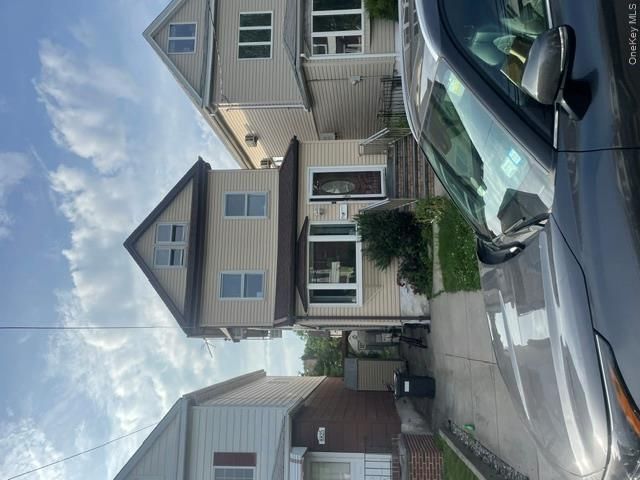  5 BR,  2.00 BTH &nbsp;Colonial style home in Glendale