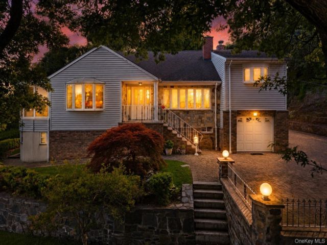  4 BR,  3.00 BTH &nbsp;Split level style home in Yonkers