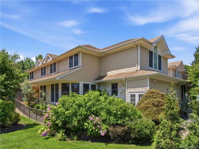  5 BR,  5.00 BTH &nbsp;Colonial style home in Roslyn
