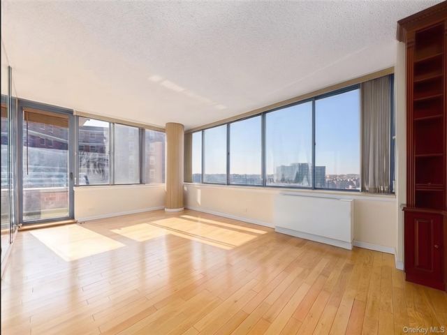  2 BR,  1.00 BTH &nbsp;Mid rise style home in Rego Park