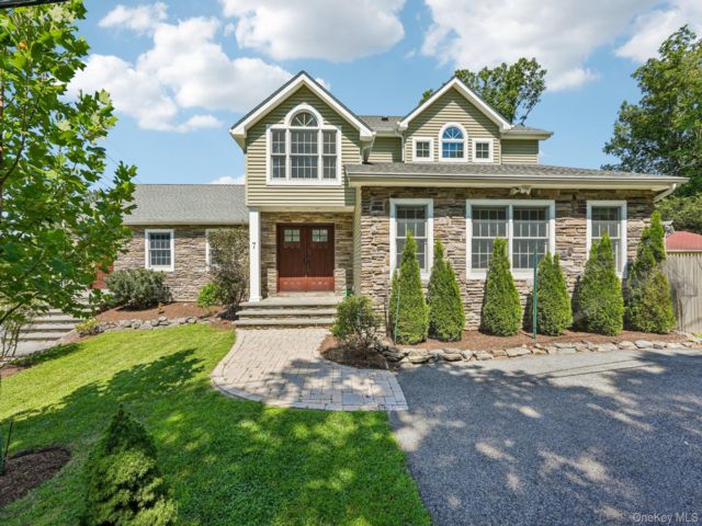  3 BR,  4.00 BTH &nbsp;Colonial style home in Sloatsburg