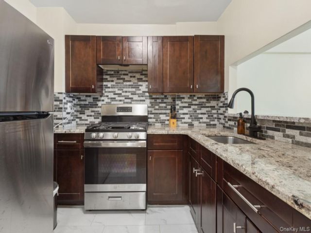  1 BR,  1.00 BTH &nbsp;Mid rise style home in Elmhurst