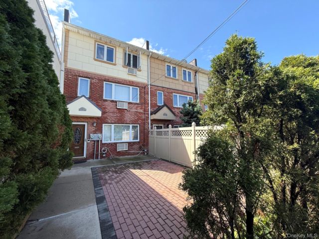  6 BR,  6.00 BTH &nbsp;Other style home in Middle Village