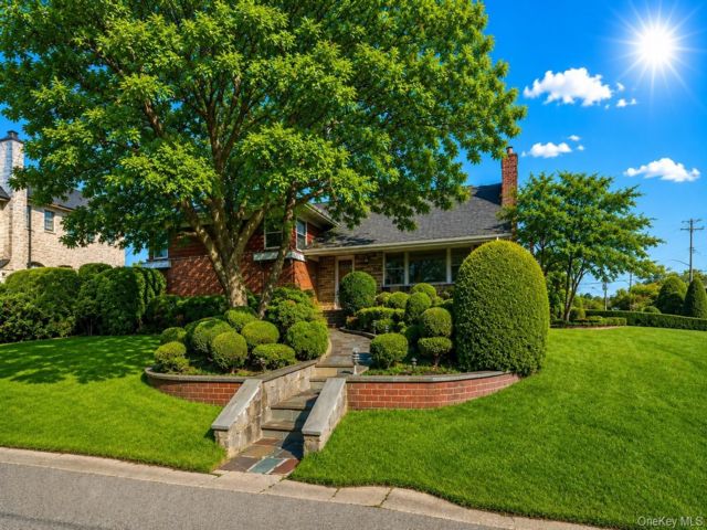  4 BR,  4.00 BTH &nbsp;Split level style home in Bayside
