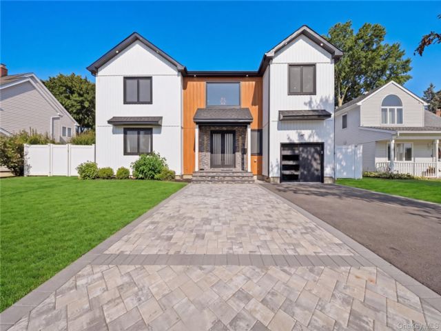  5 BR,  3.00 BTH &nbsp;Colonial style home in Levittown