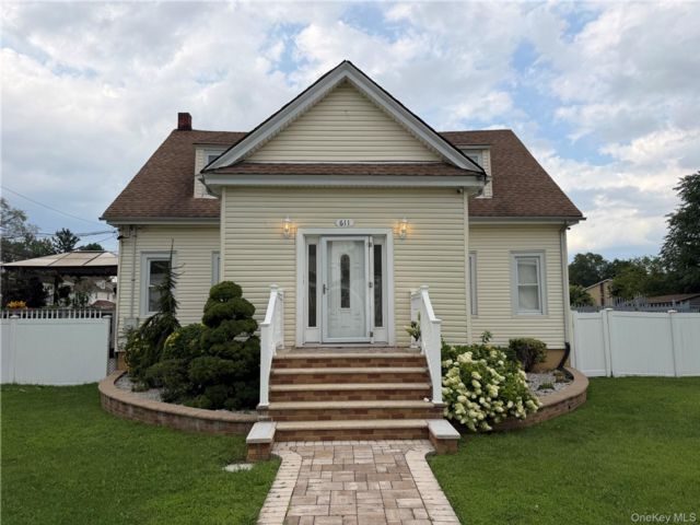  5 BR,  3.00 BTH &nbsp;Cape cod style home in Uniondale