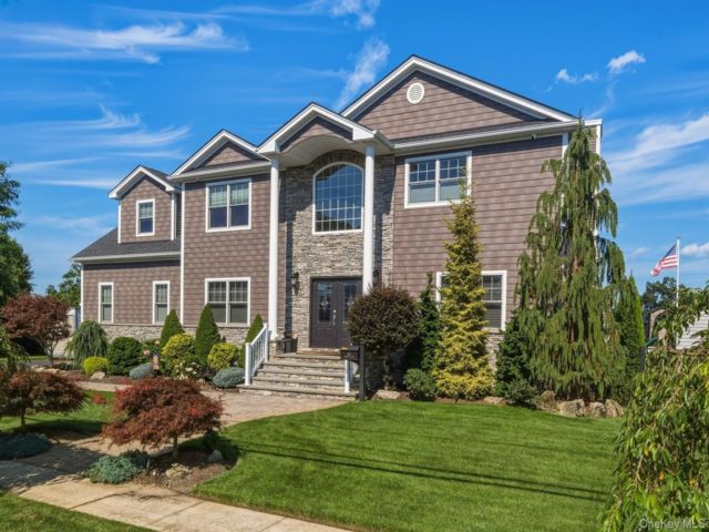  6 BR,  4.00 BTH &nbsp;Colonial style home in Massapequa