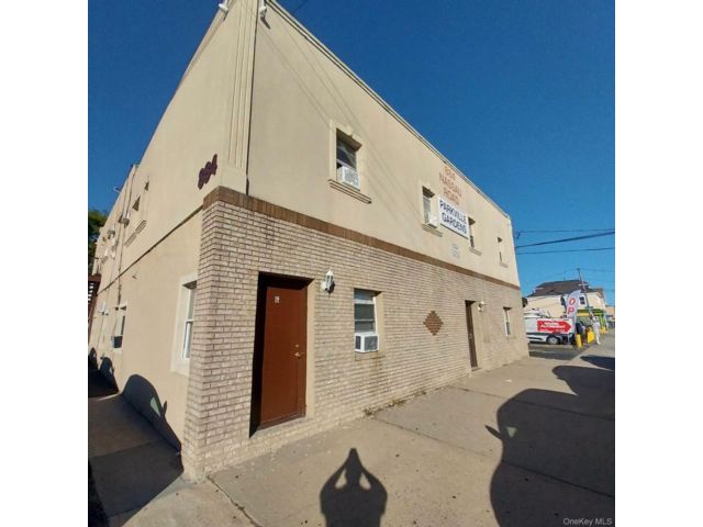  2 BR,  1.00 BTH &nbsp;Mid rise style home in Uniondale