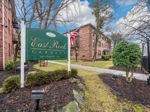  2 BR,  1.00 BTH &nbsp;Mid rise style home in East Rockaway