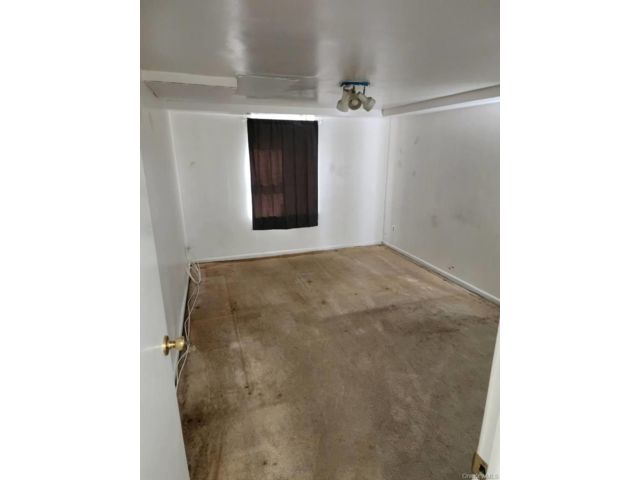 1 BR,  1.00 BTH &nbsp;Garden style home in Roslyn Heights