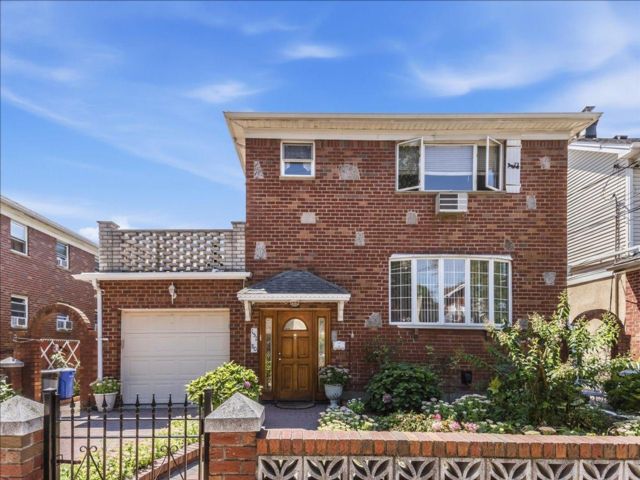  6 BR,  4.00 BTH &nbsp;Colonial style home in Whitestone