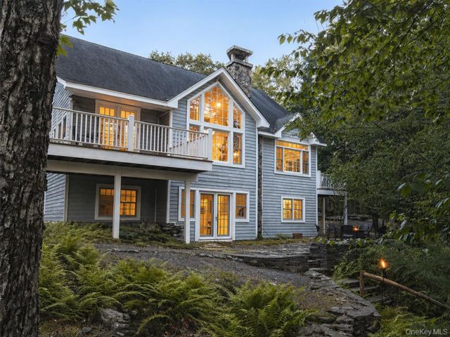  4 BR,  4.00 BTH &nbsp;Chalet style home in White Lake