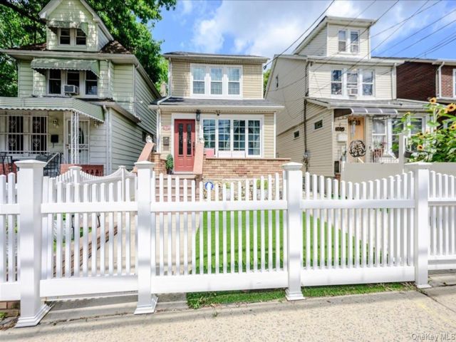  3 BR,  2.00 BTH &nbsp;Colonial style home in Jamaica