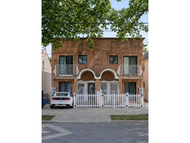  6 BR,  4.00 BTH &nbsp;House style home in Wakefield