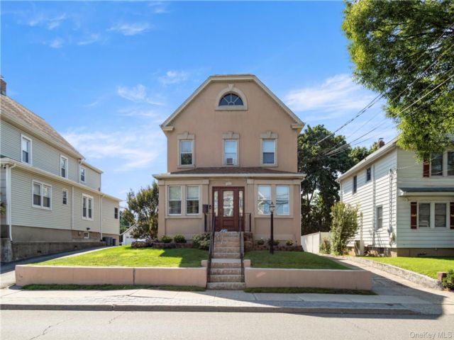  1 BR,  1.00 BTH &nbsp;Traditional style home in Port Washington