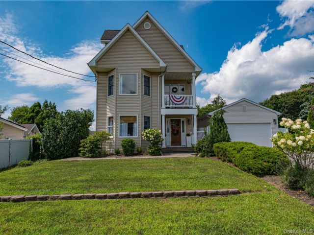  4 BR,  4.00 BTH &nbsp;Colonial style home in Oakdale
