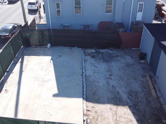 Studio,  0.00 BTH &nbsp;Commercial style home in Elmont