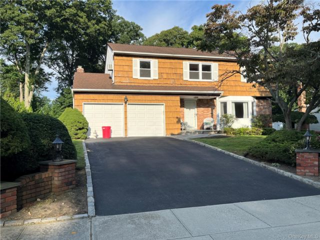  4 BR,  3.00 BTH &nbsp;Colonial style home in Smithtown