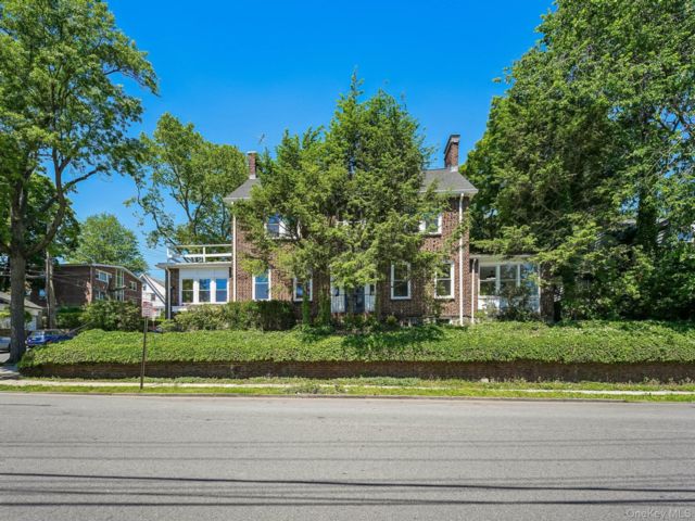  3 BR,  4.00 BTH &nbsp;Colonial style home in Mount Vernon