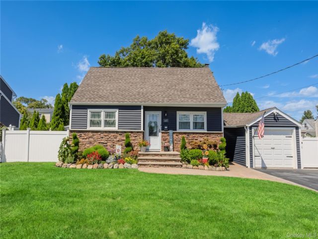  3 BR,  2.00 BTH &nbsp;Cape cod style home in West Babylon