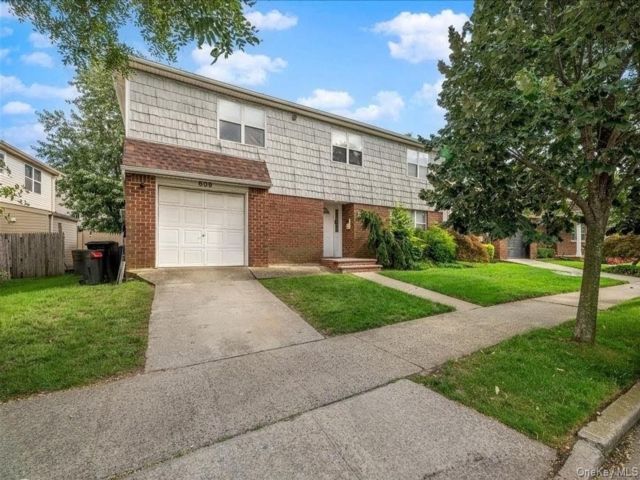 5 BR,  3.00 BTH &nbsp;Colonial style home in Far Rockaway