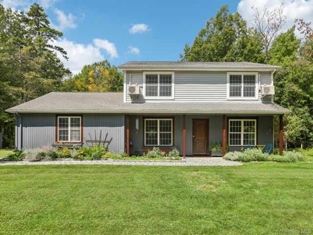  3 BR,  3.00 BTH &nbsp;Colonial style home in Pine Bush