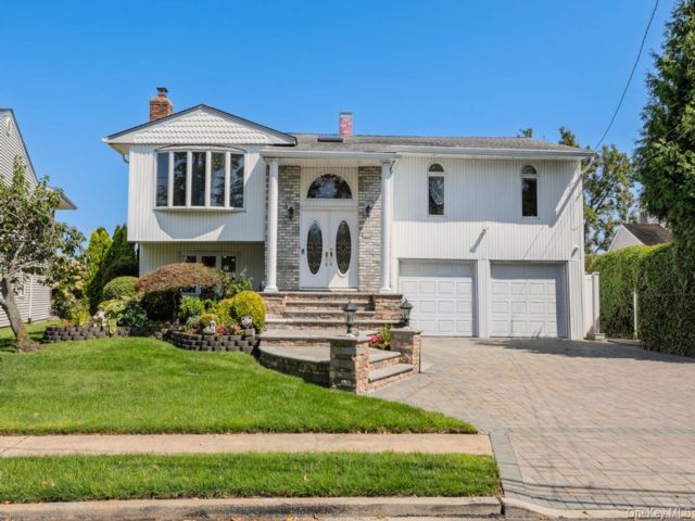  3 BR,  2.00 BTH &nbsp;Hi ranch style home in Baldwin Harbor