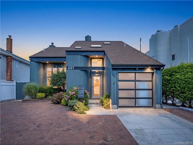  3 BR,  3.00 BTH &nbsp;Contemporary style home in Long Beach