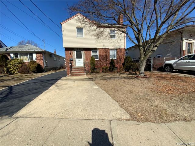  3 BR,  2.00 BTH &nbsp;Colonial style home in Franklin Square