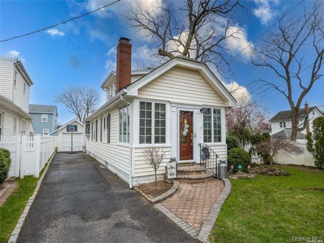  3 BR,  2.00 BTH &nbsp;Cape cod style home in Lynbrook