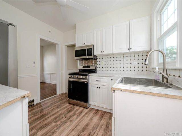  3 BR,  1.00 BTH &nbsp;Colonial style home in Lynbrook