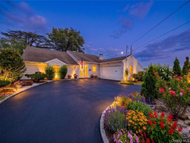  4 BR,  3.00 BTH &nbsp;Exp ranch style home in Oceanside