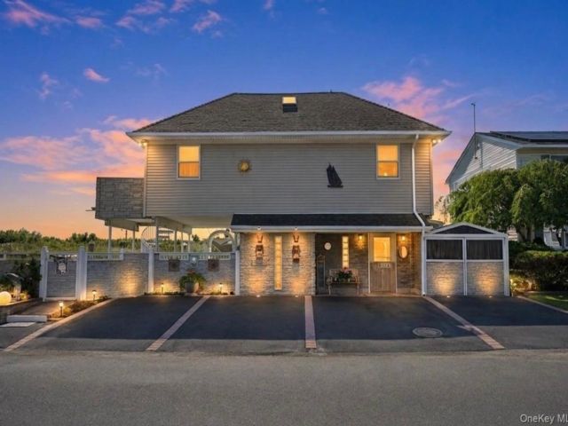  3 BR,  3.00 BTH &nbsp;Exp cape style home in Lindenhurst