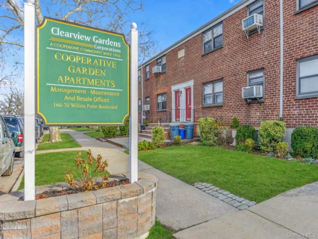  2 BR,  1.00 BTH &nbsp;Garden style home in Bayside