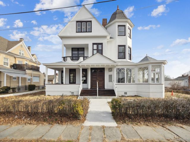  9 BR,  5.00 BTH &nbsp;Colonial style home in Mount Vernon