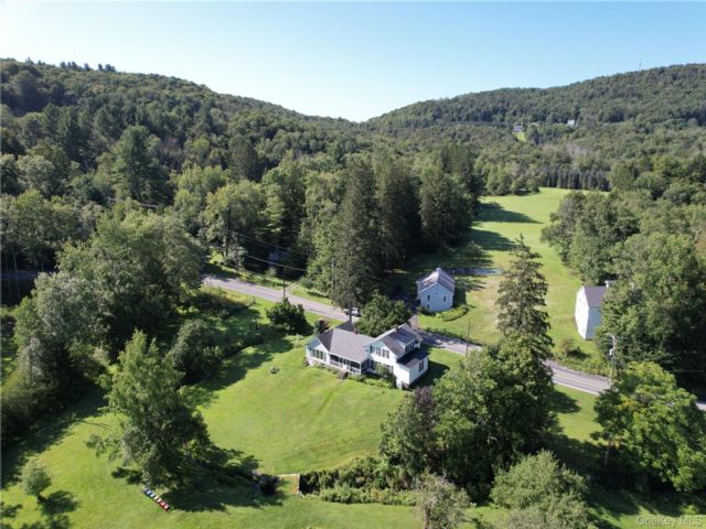  4 BR,  3.00 BTH &nbsp;Farmhouse style home in North Branch