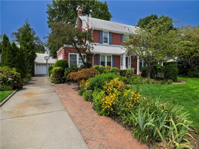  5 BR,  3.00 BTH &nbsp;Colonial style home in Rockville Centre