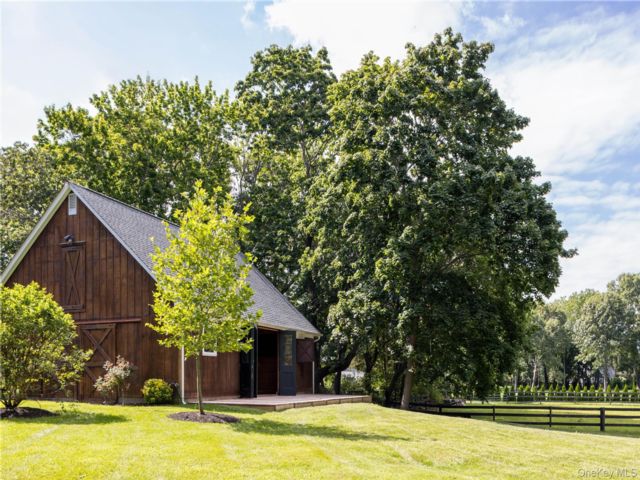  5 BR,  4.00 BTH &nbsp;Cape cod style home in Aquebogue