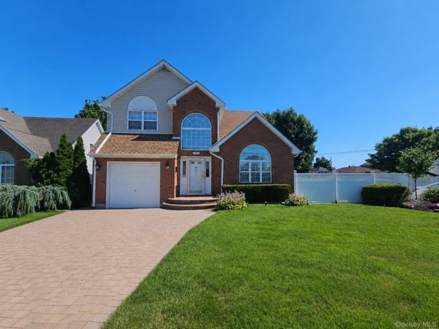  3 BR,  2.00 BTH &nbsp;Colonial style home in Roosevelt