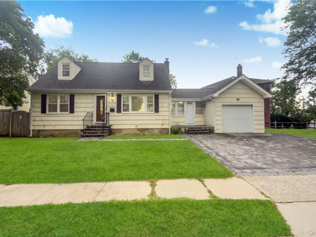  4 BR,  3.00 BTH &nbsp;Cape cod style home in Hempstead