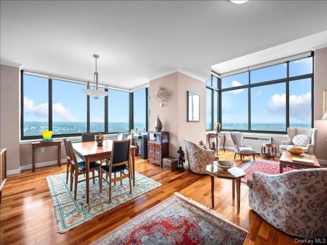  3 BR,  4.00 BTH &nbsp;High rise style home in White Plains