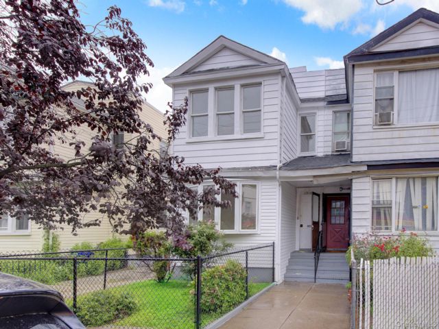  5 BR,  3.00 BTH &nbsp;Colonial style home in Richmond Hill