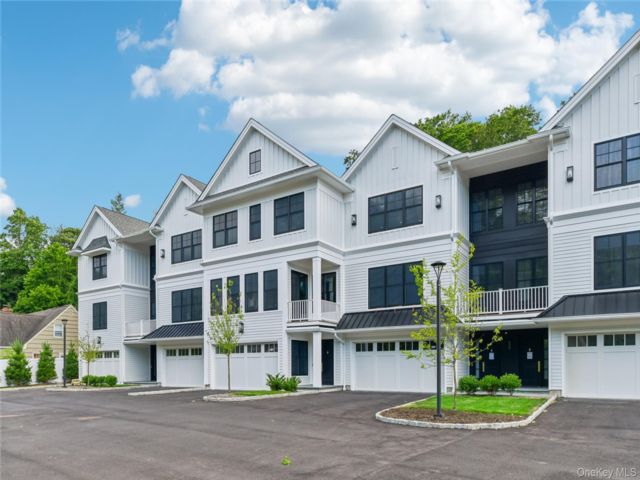  3 BR,  4.00 BTH &nbsp;Condo style home in Huntington