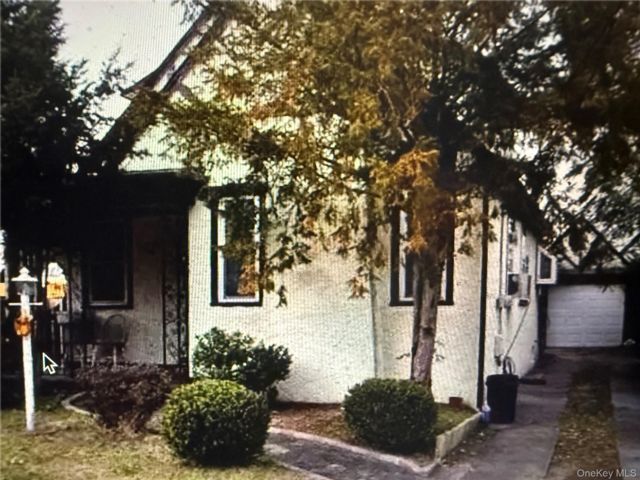 3 BR,  3.00 BTH &nbsp;Cape cod style home in Baldwin